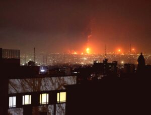 İran Enerji Altyapısı Vuruldu: Zehirli Yağmur Tehdidi Kapıda