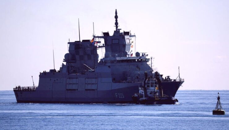 Alman Fırkateyni Limasol’da Demirli