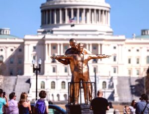 Washington’da Trump ve Epstein Heykeli Şaşırttı