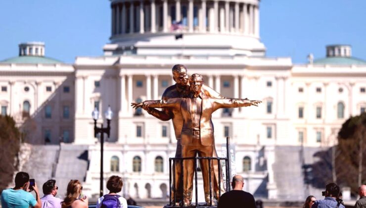Washington’da Trump ve Epstein Heykeli Şaşırttı