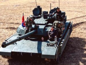 Kim Jong Un ve Kızı Ju Ae Yeni Tankı Sınadı