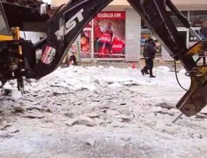 Ardahan Buz Tutunca Hayat Durdu, İş Makineleri Seferber Oldu