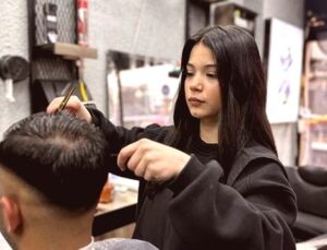 Kadın Çırak Erkek Berberliğinde Geleceğini Arıyor: ‘Bu Ölmeyen Bir Meslek’