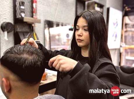 Kadın Çırak Erkek Berberliğinde Geleceğini Arıyor: ‘Bu Ölmeyen Bir Meslek’