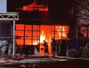 Kayseri’de Mobilya Atölyesinde Çıkan Yangın Kontrol Altına Alındı