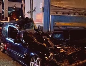 Bursa’da Otomobil TIR’ın Altına Girdi: Sürücü Ağır Yaralandı