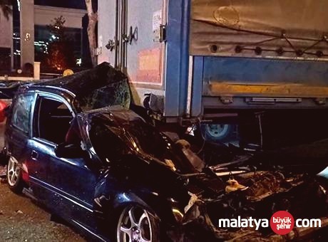 Bursa’da Otomobil TIR’ın Altına Girdi: Sürücü Ağır Yaralandı