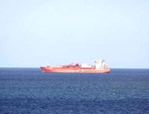 BAE Karasularında Bir Gemi Daha Hedef Alındı, Yangın Başladı