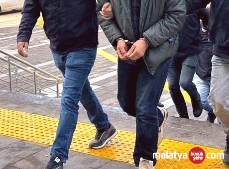 İstanbul’da Göçmen Kaçakçılığı ve Kara Para Aklama Operasyonu: 4 Gözaltı, Büyük Miktarda Altın ve Nakit Ele Geçirildi