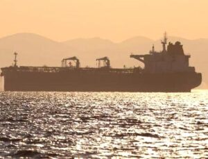 Katar açıklarında gemiye cisim isabet etti, soruşturma sürüyor