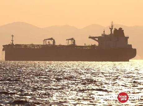Katar açıklarında gemiye cisim isabet etti, soruşturma sürüyor