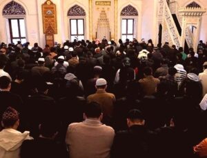 Tokyo’da Bayram Coşkusu: Binlerce Müslüman Tokyo Camii’nde Buluştu, Namaz 5 Kez Kılındı