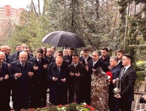 Bahçeli, Alparslan Türkeş’in kabrini bayramda ziyaret etti