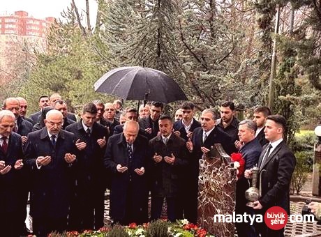 Bahçeli, Alparslan Türkeş’in kabrini bayramda ziyaret etti