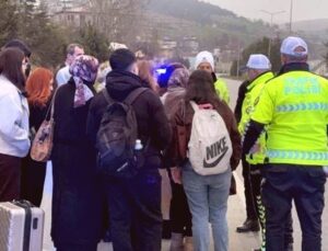 Samsun’da Tur Minibüsü Bariyerlere Saplandı: 4 Kişi Yaralandı