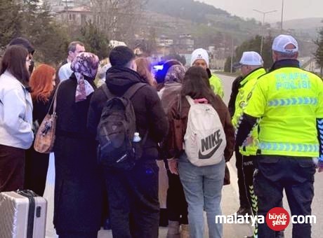 Samsun’da Tur Minibüsü Bariyerlere Saplandı: 4 Kişi Yaralandı