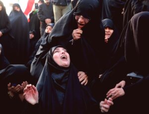 İran’da Hamaney’in Ölümünün Ardından Sokaklara Dökülen Halktan Gösteriler