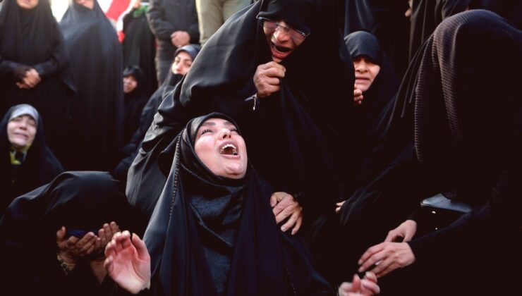 İran’da Hamaney’in Ölümünün Ardından Sokaklara Dökülen Halktan Gösteriler
