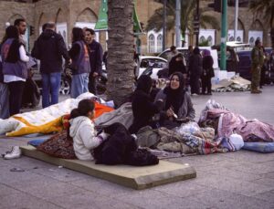 Lübnan’da İsrail Saldırıları Yoğunlaştı, Binlerce Sivil Yerinden Edildi