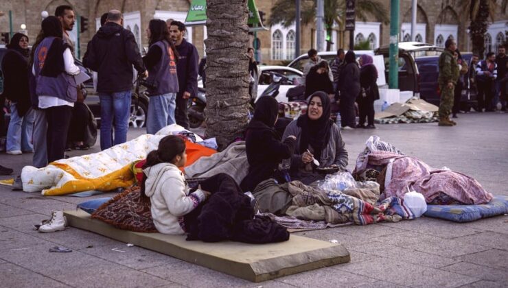 Lübnan’da İsrail Saldırıları Yoğunlaştı, Binlerce Sivil Yerinden Edildi