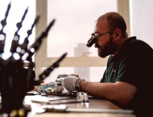 Doktorun Mesaisi Bittiğinde Saatleri Hayat Buluyor: Hassas Cerrahiden Mikro Mekaniklere