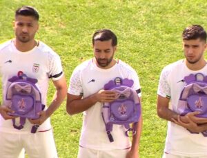 İranlı Futbolcular Sahaya Çantalarla Çıktı: Savaş Mağduru Çocuklara Mesaj