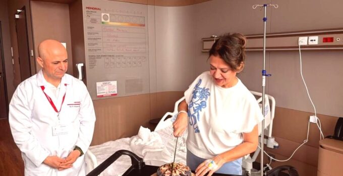 Doktorun Kendi Tanı Hatasıyla Geciken Akalazya Tedavisi: Doğum Günü Pastasını Yiyebilmenin Sevinci