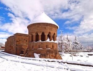 Ahlat’ta Kar Manzarası Tarihi Mirası Örtüyle Buluşturdu