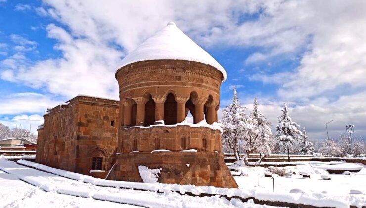 Ahlat’ta Kar Manzarası Tarihi Mirası Örtüyle Buluşturdu