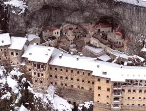 Sümela Manastırı Beyaz Örtüyle Büyüledi