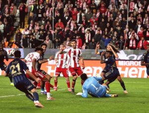 Fenerbahçe’den Antalyaspor Beraberliği Sonrası Şampiyonluk Mesajı: “Pes Etmiyoruz”