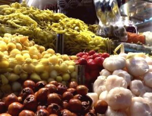 Sivas’ta Ramazan Ayı Turşu Tezgahlarına İlgi Yoğun: 35 Çeşit Müşteriyi Bekliyor