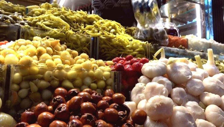 Sivas’ta Ramazan Ayı Turşu Tezgahlarına İlgi Yoğun: 35 Çeşit Müşteriyi Bekliyor