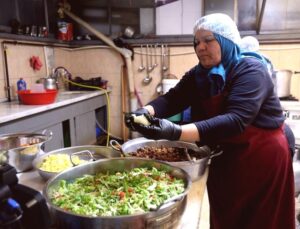 Emekli Öğretmenden Kimsesizlere Annelik Eli