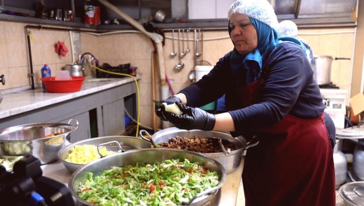 Emekli Öğretmenden Kimsesizlere Annelik Eli