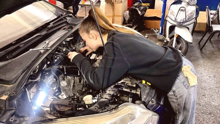 17 Yaşında Usta: Selen Tıraşoğlu Sanayide Kadınların Önünü Açıyor