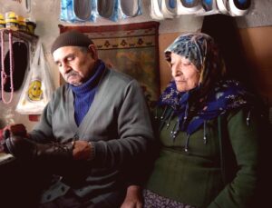 Yarım Asırlık Aşk ve Zanaat: El Ele Dükkan Açan Ayakkabıcı Usta