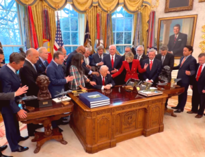 Oval Ofis’te Trump’a Dua: Evangelist Ruhbanlar Destek İstedi