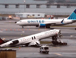 ABD Havaalanında Uçak Kaza Anı Görüntülendi