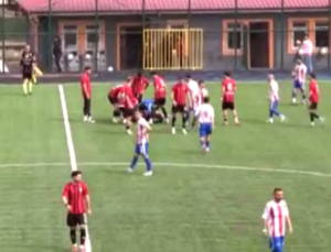 Futbolcu Sahada Bilincini Kaybetti, Ambulans Bekleyişi Tartışma Yarattı