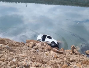 Beylerderesi Göleti Kenarında Tehlikeli Kurtarma: Otomobil Uçurumdan Döndü