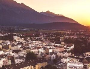 Avusturya’da Türk Aileye Irkçı Saldırı: Kapılarına Domuz Kafası ve Hakaret Notu Bırakıldı