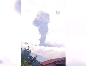 Marapi Yanardağı’ndan Yüksek İrtifa Kül Patlaması