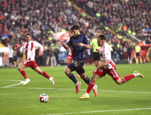 Fenerbahçe’nin Antalyaspor Beraberliği Spor Yazarlarını İkiye Böldü: Eleştiriler ve Tepkiler