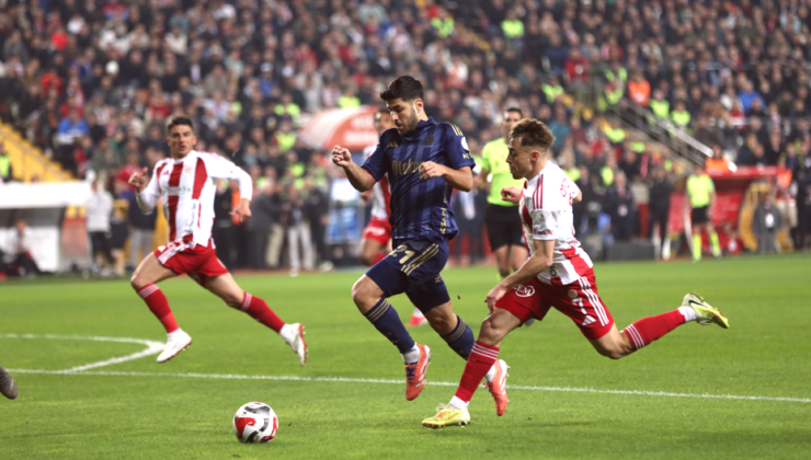 Fenerbahçe’nin Antalyaspor Beraberliği Spor Yazarlarını İkiye Böldü: Eleştiriler ve Tepkiler