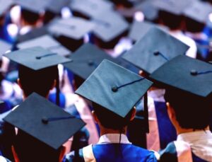 Üniversite Öğrencilerine Çiçekler Arasında Aşk Çağrısı: Yeni Sosyal Politikaların Habercisi