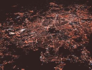 Hürmüz Gerilimi Küresel Teknolojiyi Tehdit Ediyor: Veri Hatları ve Üretim Boyutu