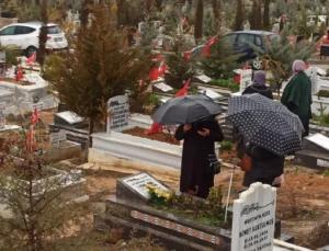 Malatya’da Bayram Hüzünle Başladı: Deprem Şehitliğinde Gözyaşları Sel Oldu