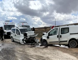 Malatya’da Feci Kaza: İki Araç Kafa Kafaya Çarptı, 4 Yaralı