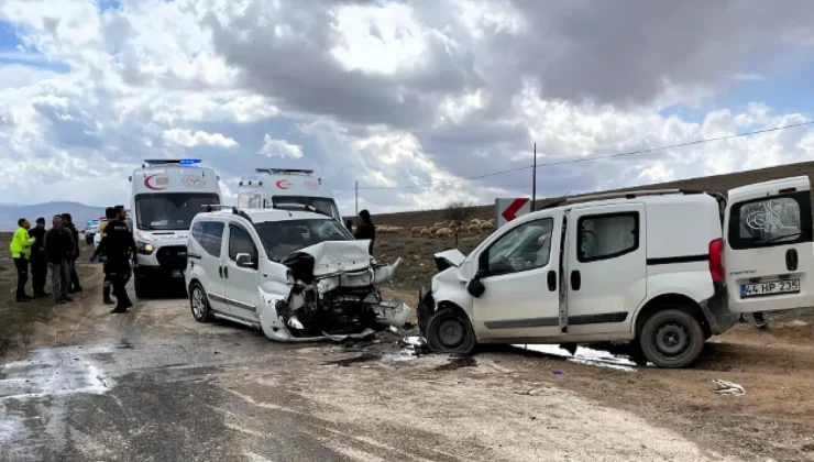 Malatya’da Feci Kaza: İki Araç Kafa Kafaya Çarptı, 4 Yaralı